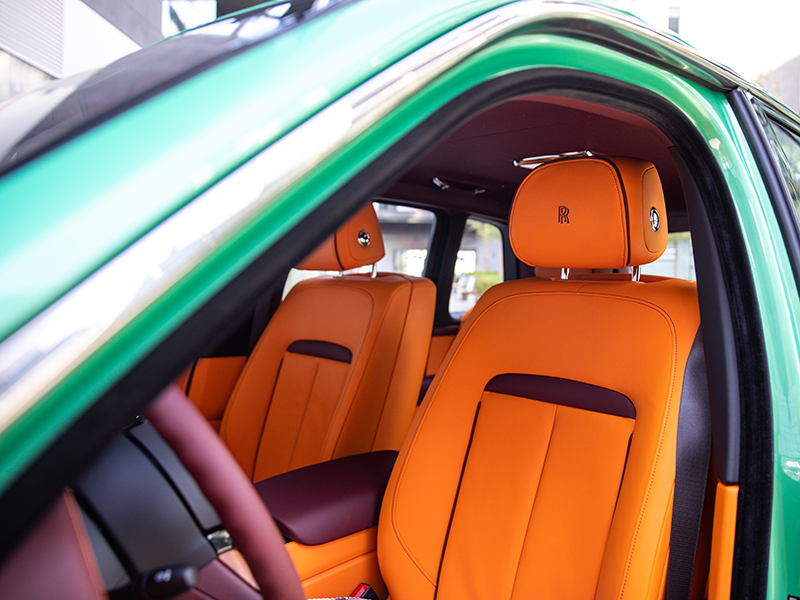 رولز-رويس كالينان تصل إلى دبي بلون أخضر فريد وجريء